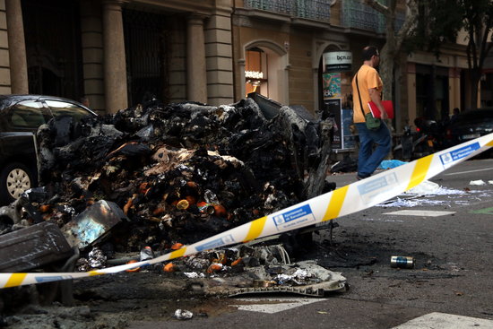 Burnt dumpsters in Barcelona's Eixample neighborhood (by Elisenda Rosanas)